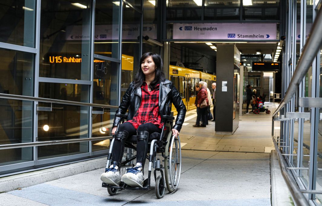 Simone Lai fährt mit ihrem Rollstuhl aus dem Bahnhof raus.