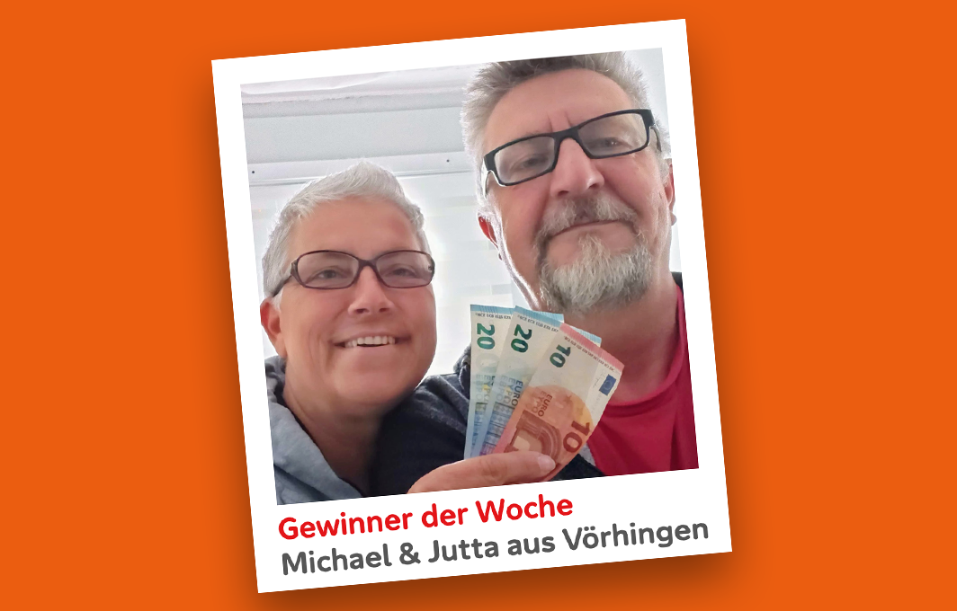 Jutta und Michael halten glücklich Euroscheine in die Kamera.