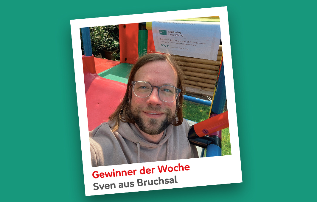 Gewinner Sven macht ein Selfie vor einem bunten Klettergerüst.