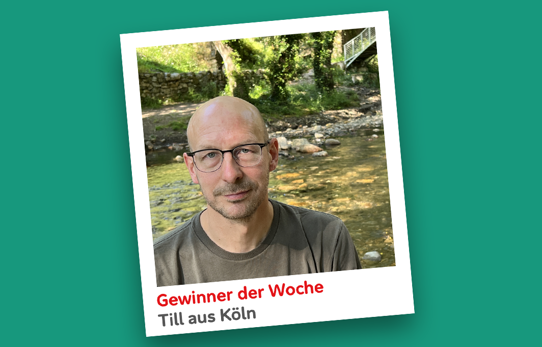 Unser Gewinner Til macht ein Selfie im Wald vor einem Bach.