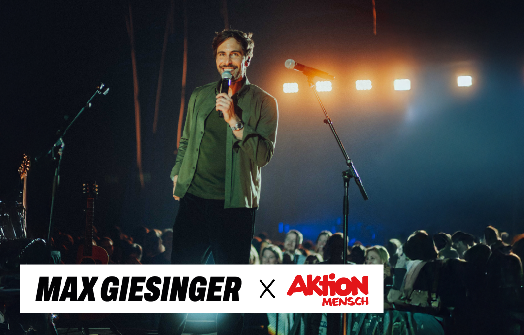 Max Giesinger. Der Sänger steht auf einer Bühne vor seinen Fans