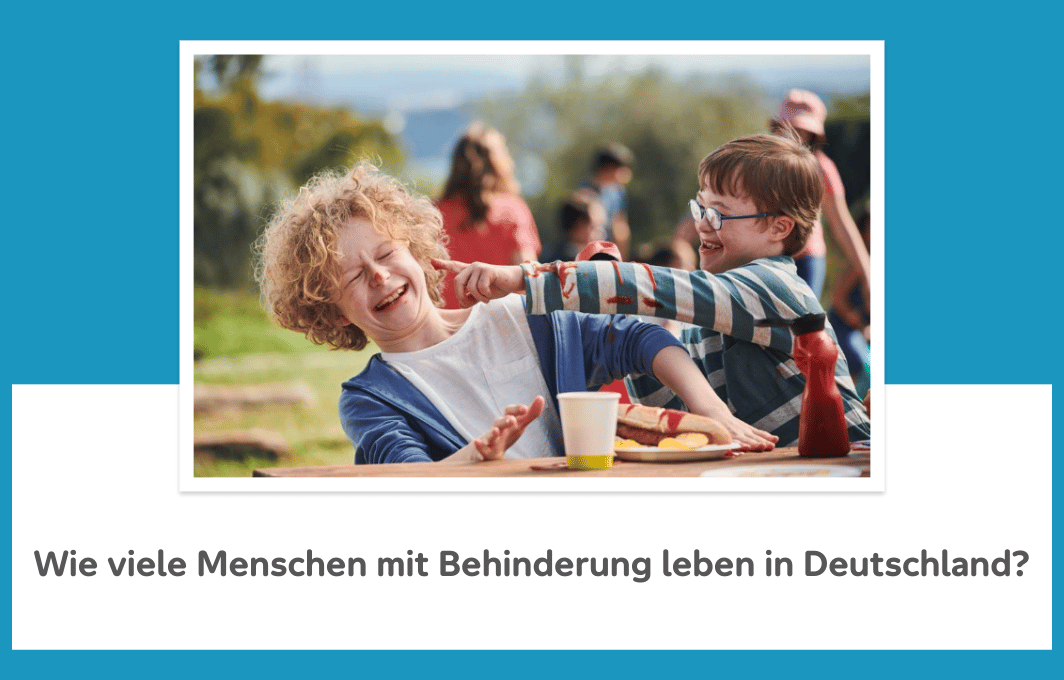 Links das Bild von zwei lachenden Jungs, die an einem Picknicktisch sitzen. Der braunhaarige Junge mit Brille und Ringelshirt streckt seinen Arm aus, um seinem blondgelockten Freund Ketchup an die Nase zu schmieren.