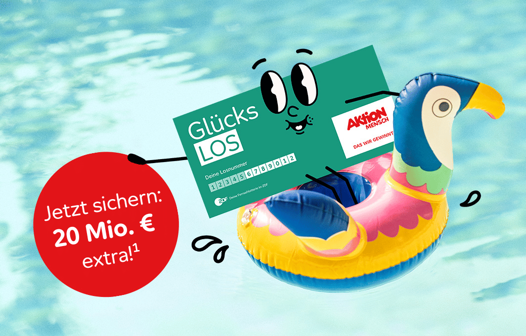 Ein Glücks-Los sitzt glücklich im Pool und weist auf die Chance, 20. Mio. € extra zu gewinnen hin