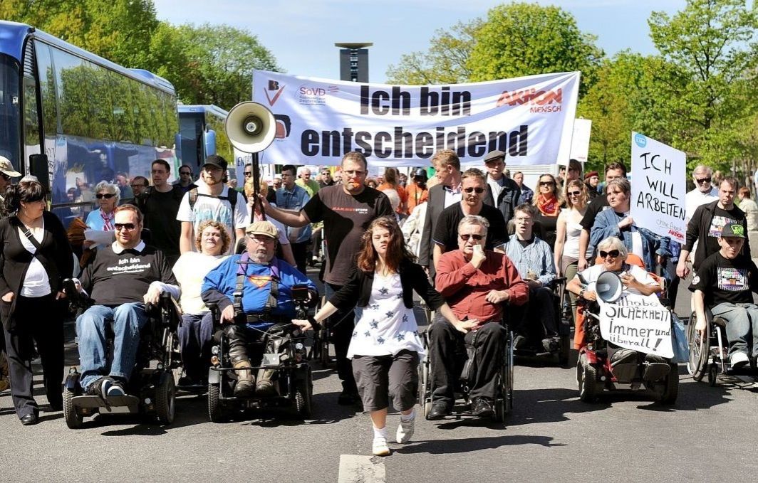 Eine Gruppe von Menschen demonstriert am 5. Mai mit Plakaten und Bannern für mehr Inklusion.