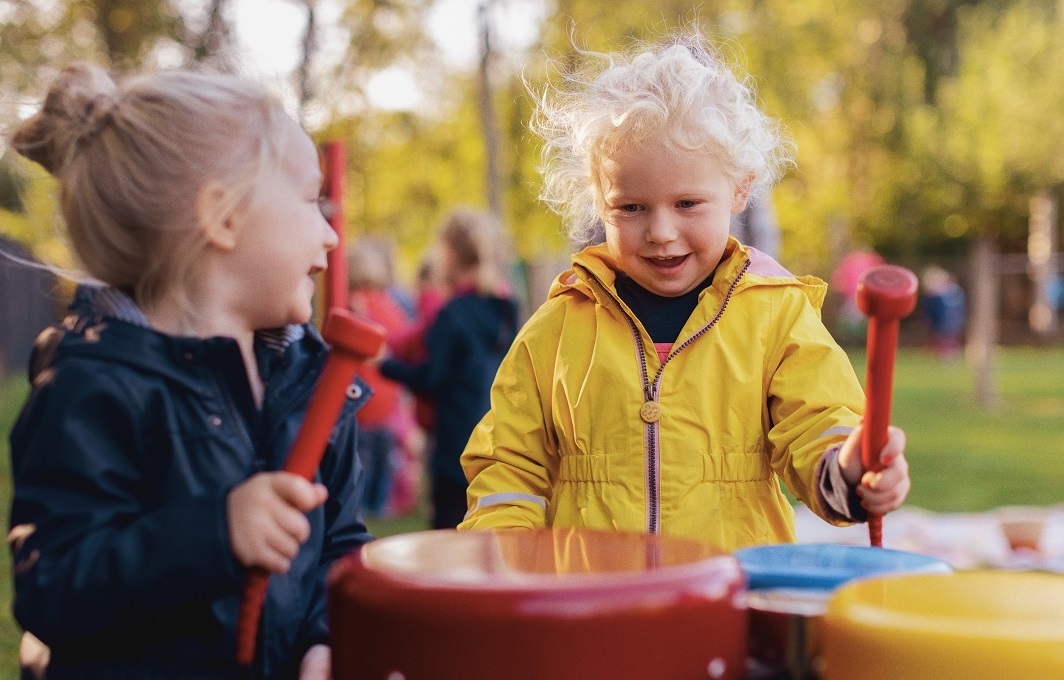 Zwei Kinder musizieren